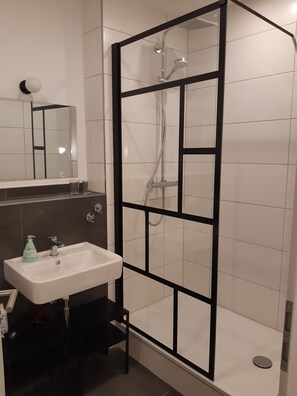 Badkar, hårtork, handdukar och tvål