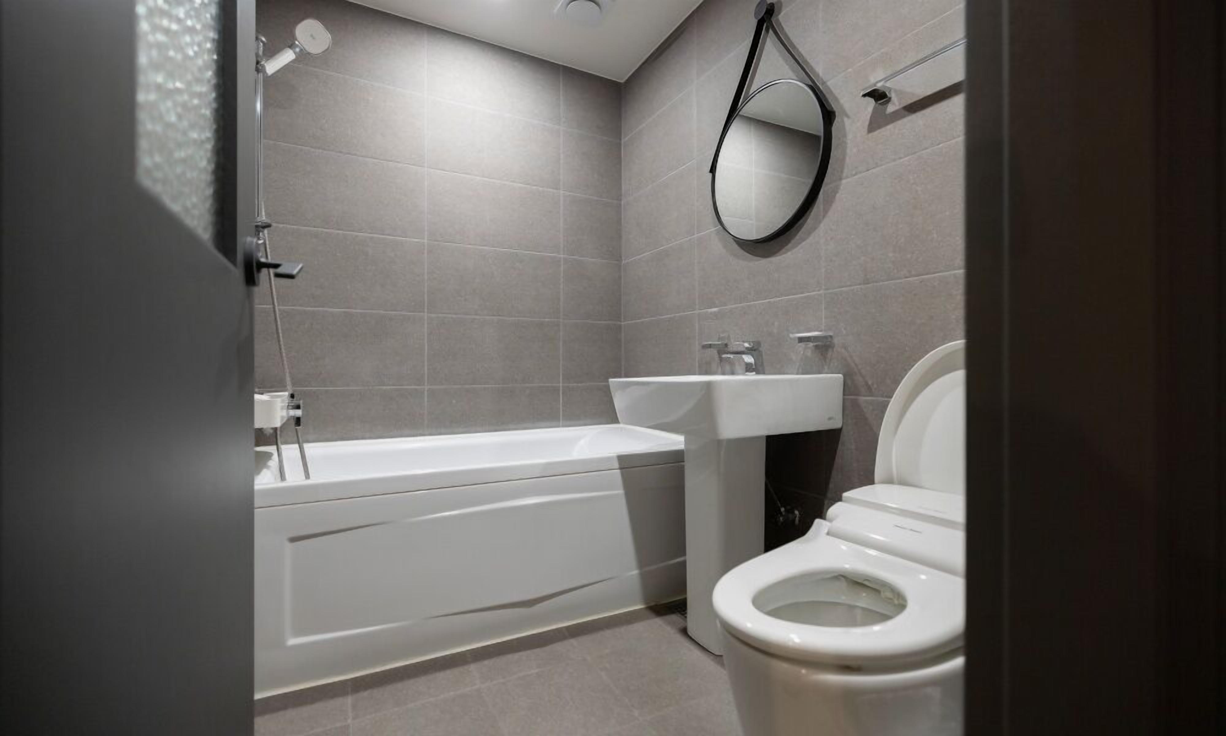 Un baño moderno con bañera, lavabo e inodoro.