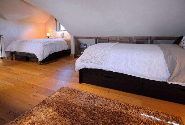 3 Schlafzimmer, Schreibtisch, Bügeleisen/Bügelbrett, Reisekinderbett