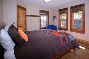 3 bedrooms, desk, iron/ironing board, travel crib