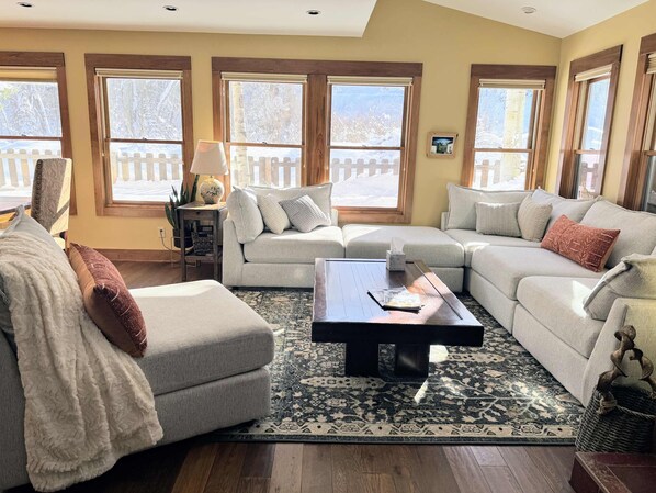 تلفزيون، مشغل دي في دي، مكتب