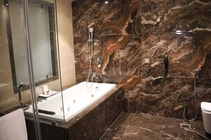 Executive Room | Bathroom | Combined shower/tub, slippers, towels