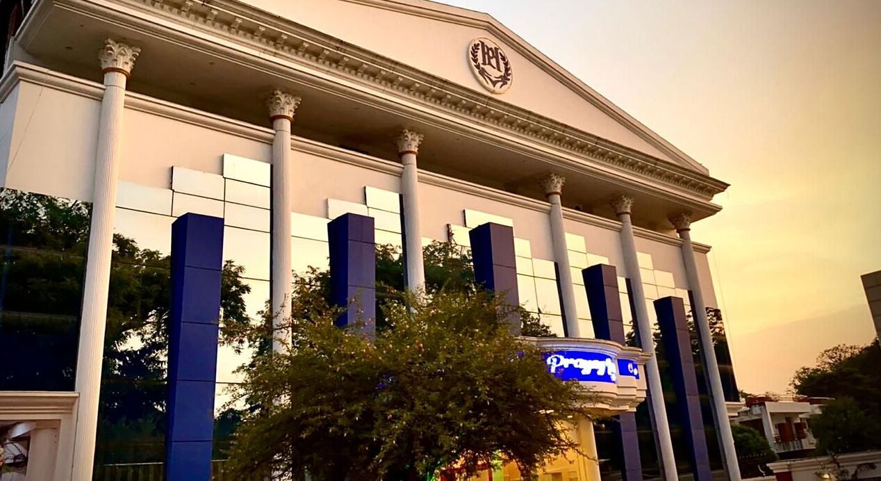 Un edificio clásico con columnas y un cartel que dice 'Prophet'.