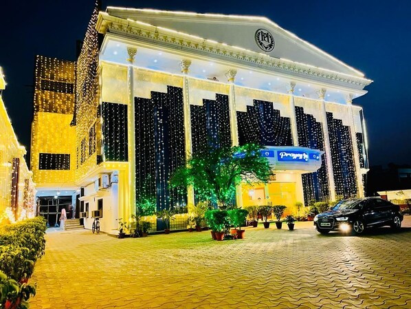 Vista frontal de la propiedad