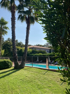 Utendørsbasseng og et oppvarmet basseng