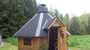 A small wooden cabin with a sloped roof and a hexagonal door. - Retreat with Sauna, Hot Tub (Jägersgrün)