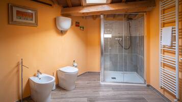 Dusche, Bidet, Handtücher, Seife
