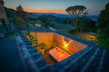 Outdoor spa tub. The Nucci Mill Case