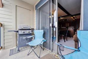 Outdoor dining - Mountain Ski Views, Central 2 Bedroom Condo (Breckenridge)