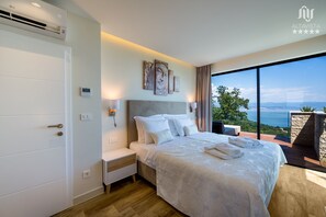 4 chambres, coffres-forts dans les chambres, fer et planche à repasser