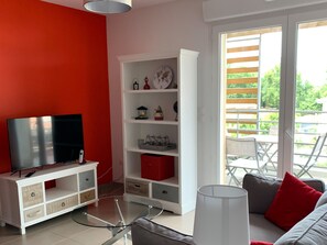 TV - Central Apartment in Biscarrosse - 4 Guests, Close to Beaches, Surf Classes, Parking & Wifi Included (Biscarrosse)