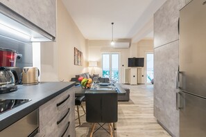 Réfrigérateur, micro-ondes, four, plaque de cuisson