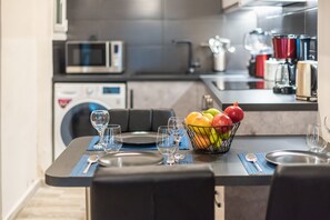 Frigorífico, microondas, horno y placa de cocina
