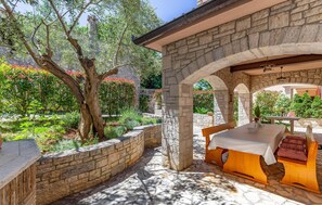 Outdoor dining - 4 bedroom pet friendly home in Medulin (Medulin)