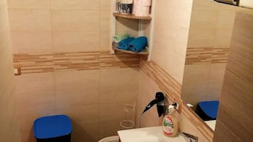 Doccia, asciugacapelli, bidet, sapone
