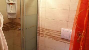 Een douche, een haardroger, een bidet, zeep