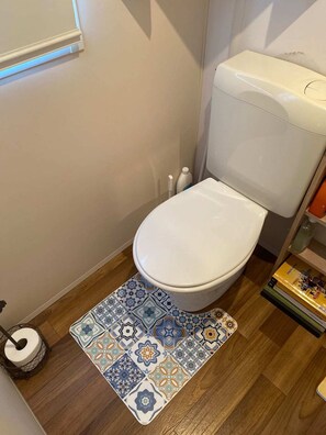 Een douche, een haardroger, toiletpapier