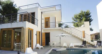 Villa with pool / garden near the sea