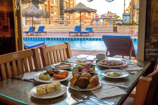 Petit déjeuner buffet (7 USD par personne)