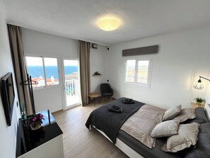 3 室のベッドルーム、セーフティボックス (室内)、デスク、アイロン / アイロン台