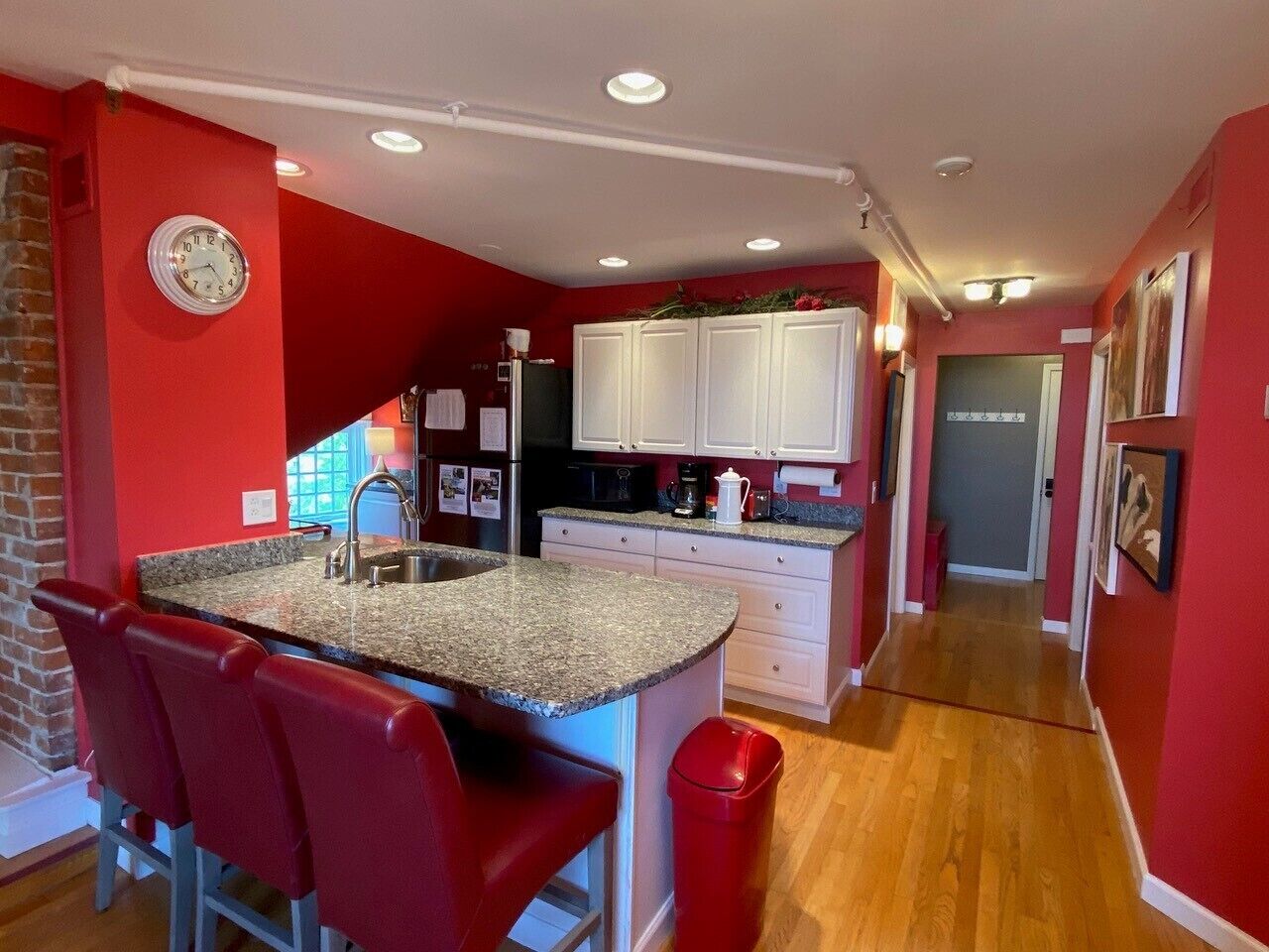 Réfrigérateur, micro-ondes, plaque de cuisson, lave-vaisselle