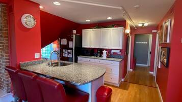 Réfrigérateur, micro-ondes, plaque de cuisson, lave-vaisselle