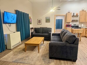 Smart TV - Modern Apartment in Lake City (Lake City)
