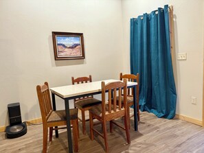 Dining - Modern Apartment in Lake City (Lake City)