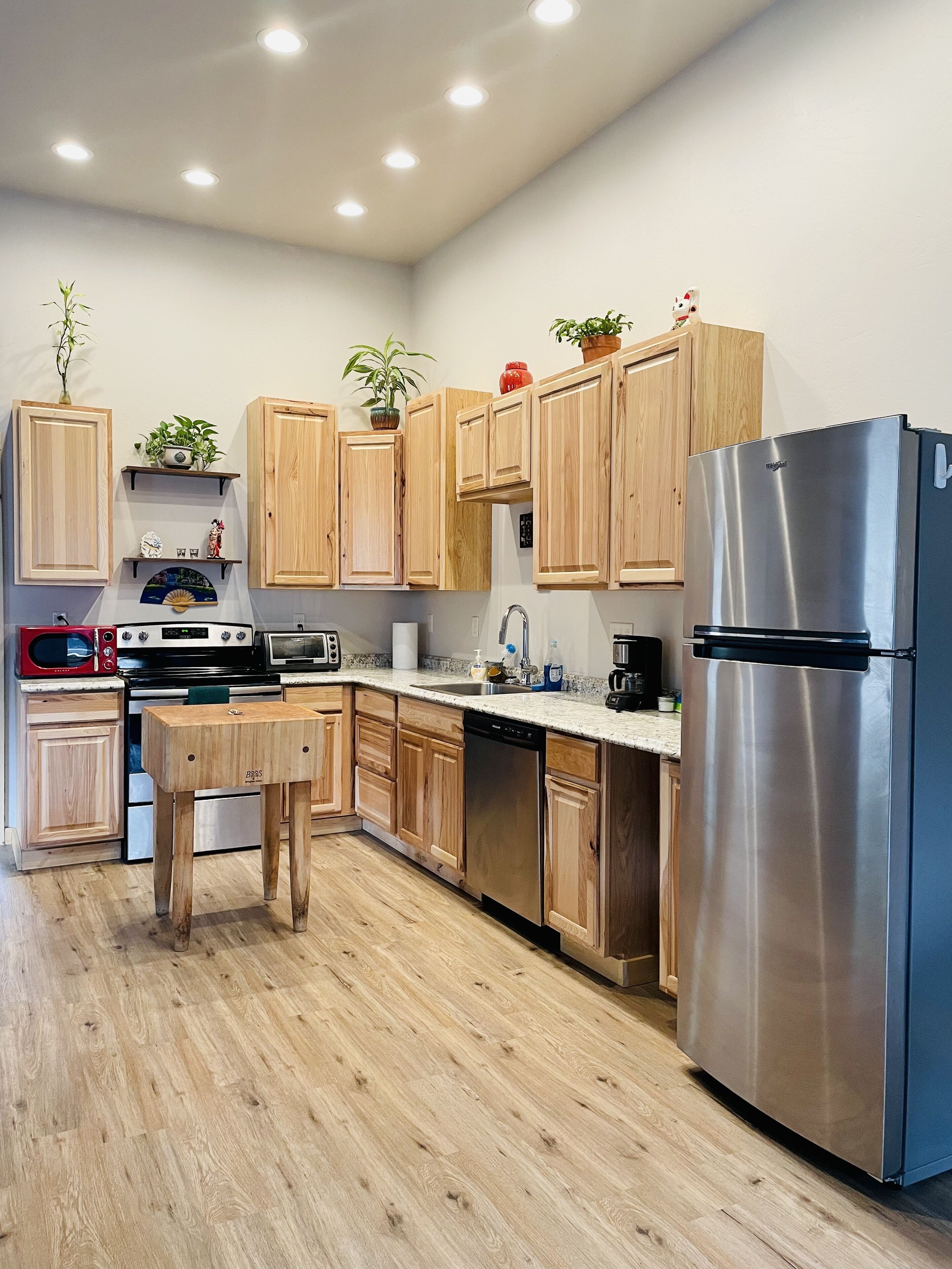 Microondas, lavavajillas, cafetera y tetera y utensilios de cocina 