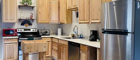 Microondas, lavavajillas, cafetera y tetera y utensilios de cocina