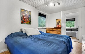 3 quartos, ferros/tábuas de passar roupa, berço de viagem