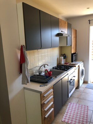 Refrigerador, microondas, horno y parrilla de estufa 