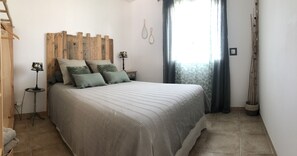 2 chambres, fer et planche à repasser, lit de bébé portatif