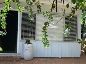 Exterior detail - Pearl Beach Semi - 2 min to sand & sea – Lilly (Pearl Beach)