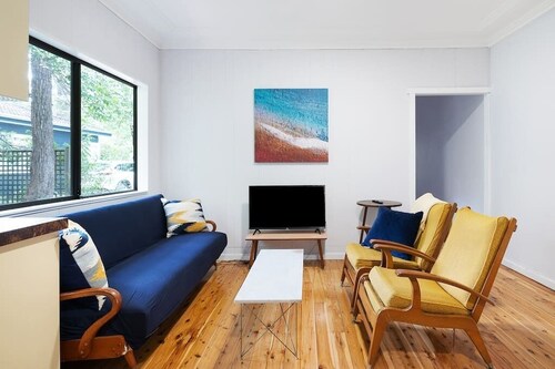 Pearl Beach Semi - 2 min to sand & sea – Lilly