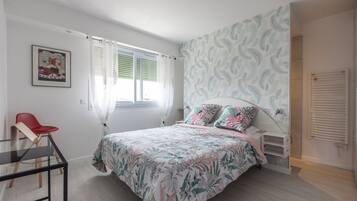 2 bedrooms, desk, iron/ironing board, travel crib