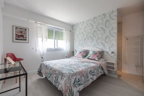 2 Schlafzimmer, Schreibtisch, Bügeleisen/Bügelbrett, Reisekinderbett