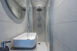 Shower, hair dryer, toilet paper - Apartment panoramic view Baie des Anges (Nice)