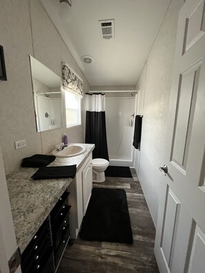 Combined shower/bathtub, hair dryer, towels, soap - Picturesque Ocala horse farm close to WEC, HITS, Rainbow Springs and diving (Morriston)