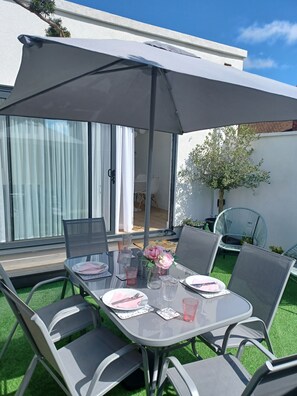 Outdoor dining - 'The Limes' - Air-Con Two Bedroom House with Private Garden (Whitstable)