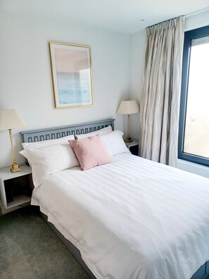 2 chambres, bureau, rideaux occultants, fer et planche à repasser