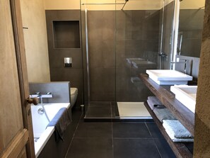Bathtub, hair dryer, towels, soap - Bordeaux: Charming house in a green setting (Saint-Pierre-de-Bat)