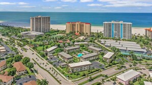 Ein Resort mit mehreren Gebäuden, einem Strand und freiem Blick auf den Ozean.