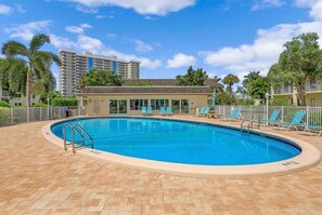 Alberca al aire libre y alberca climatizada