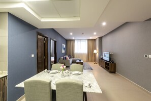 Apartamento, 1 habitación | Caja fuerte, decoración individual, mobiliario individual y escritorio