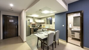 Una cocina moderna con comedor.