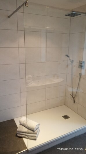 Dusche, Haartrockner, HandtĂŒcher, Seife