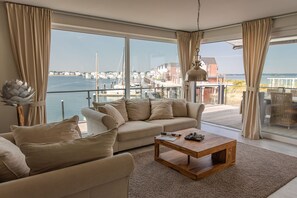 Tv, bøger, videobibliotek, stereoanlæg