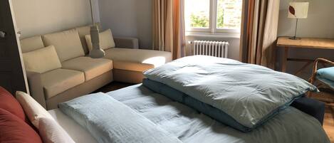 1 bedroom, bed sheets