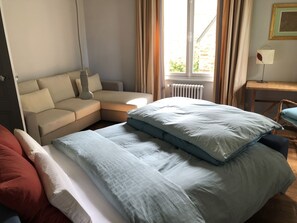 1 bedroom, bed sheets - Our House La Boulaye - Firefox (Cerisy-la-Forêt)